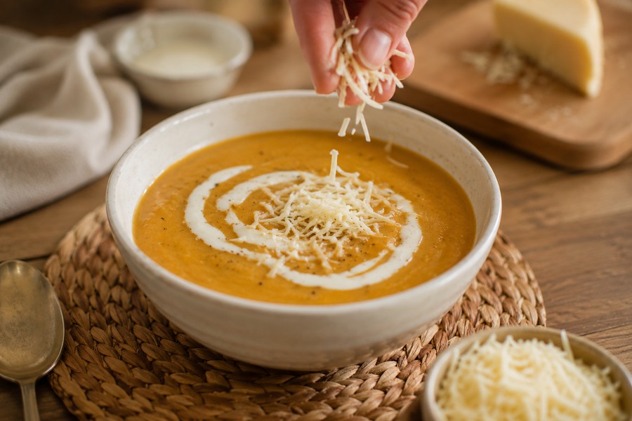 Soupe enrichie d'un filet de crème fraîche, ambiance culinaire chaleureuse